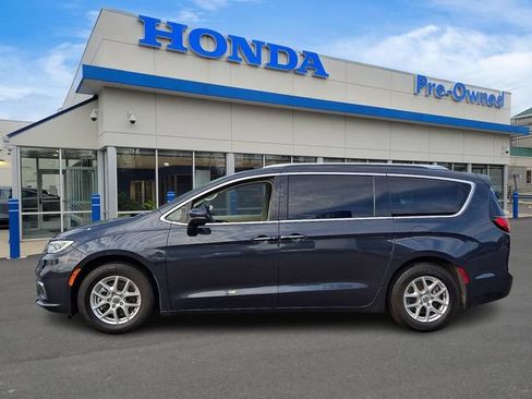 Used 2021 Chrysler Pacifica Touring-L FWD image 8