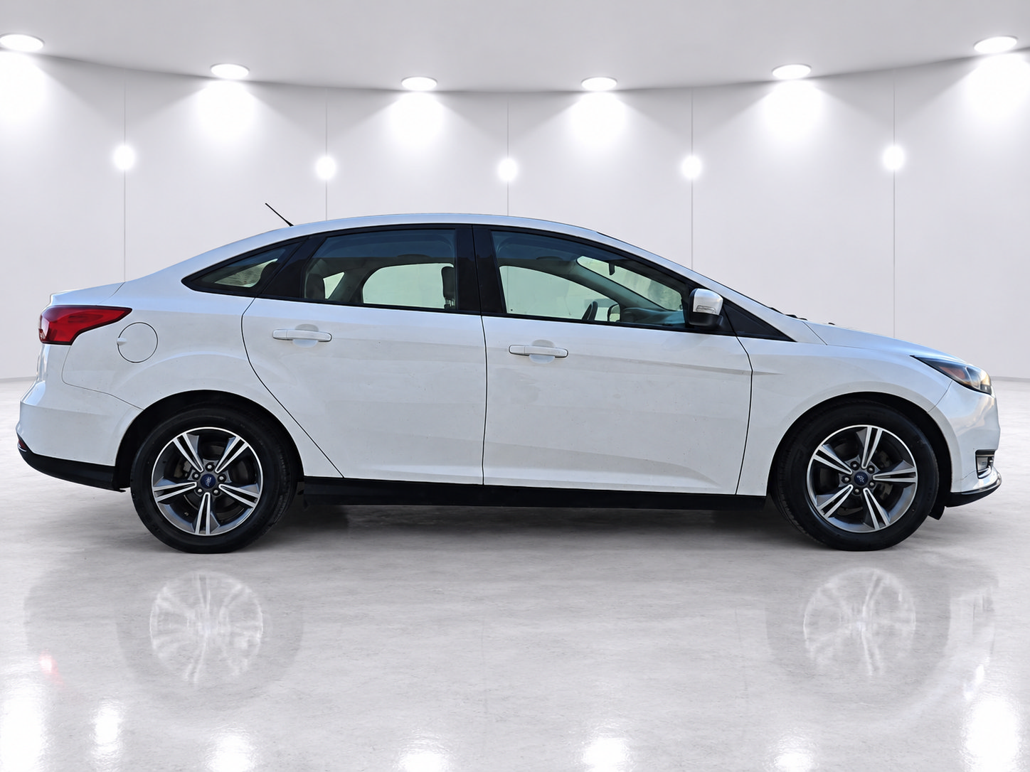 Used 2018 Ford Focus SE w/ SE Appearance Package FWD image 3