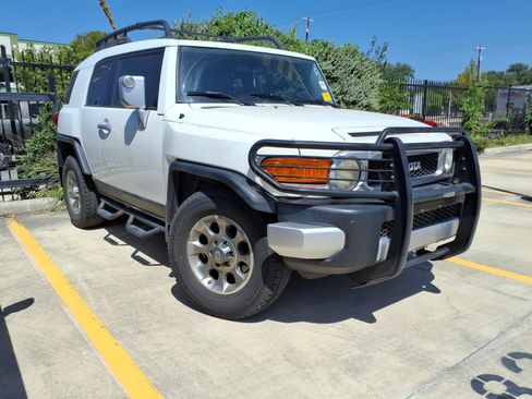 Used 2012 Toyota FJ Cruiser 2WD w/ Convenience Pkg image 3