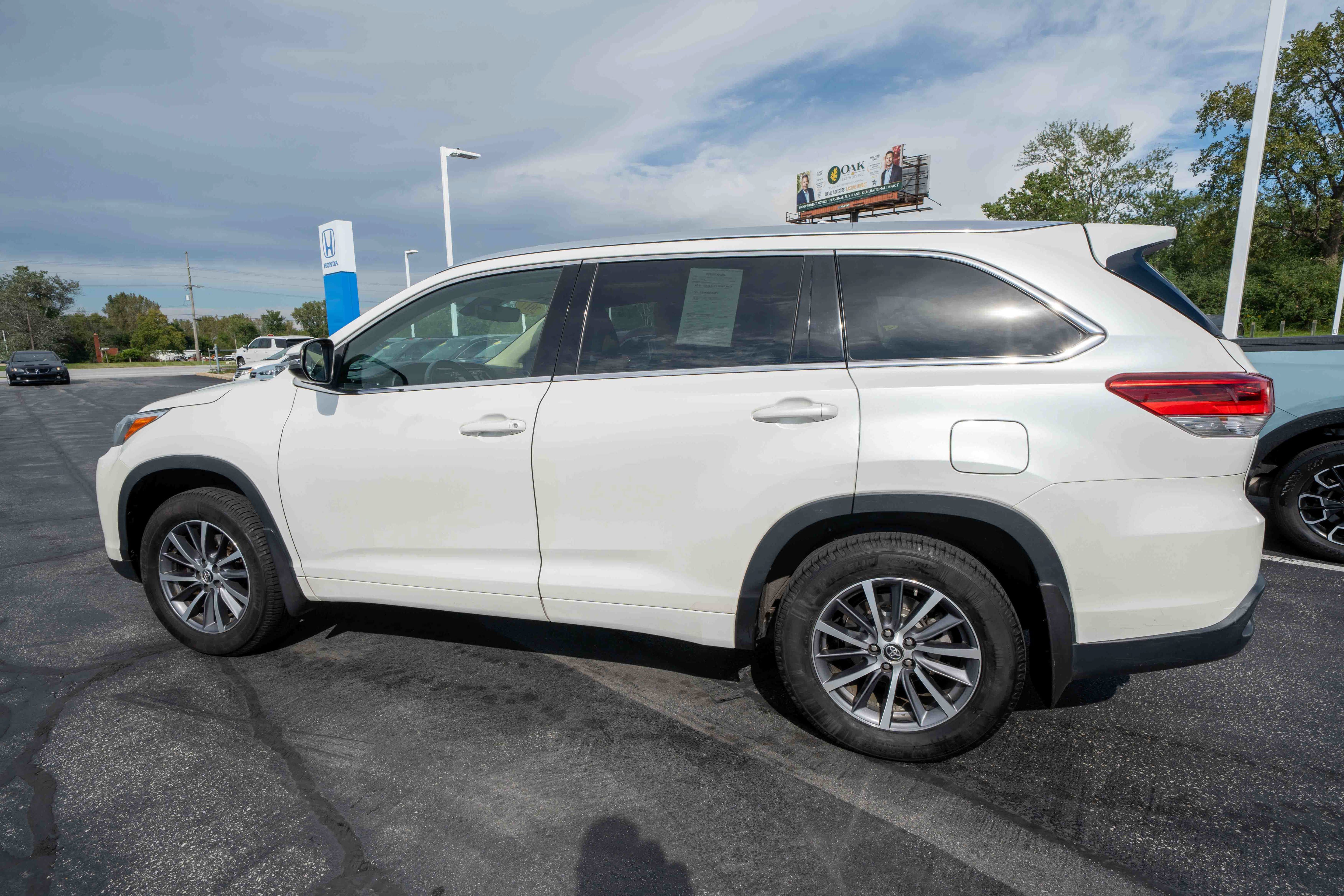 Used 2017 Toyota Highlander XLE AWD/4WD image 4