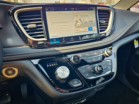 New 2026 Chrysler Pacifica Select image 21