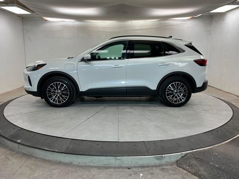 Used 2025 Ford Escape SE w/ PHEV Premium Package image 2