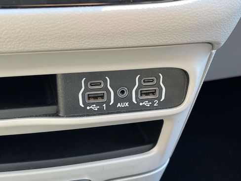 Used 2024 Chrysler Pacifica Touring-L image 23