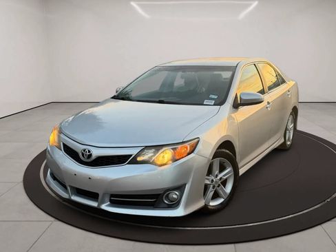 Used 2014 Toyota Camry SE FWD image 3