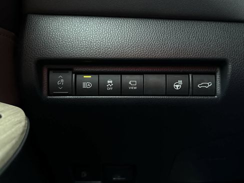 Used 2024 Toyota Venza Limited image 21