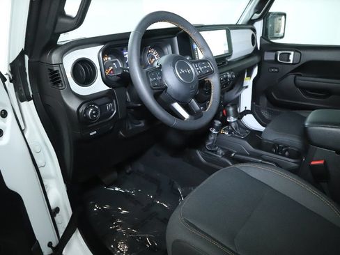 Used 2024 Jeep Gladiator Sport AWD/4WD image 16