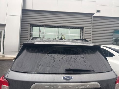 Used 2022 Ford Explorer XLT w/ Equipment Group 202A image 7