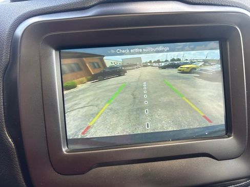 Used 2021 Jeep Renegade Latitude w/ Sun & Sound Group image 28