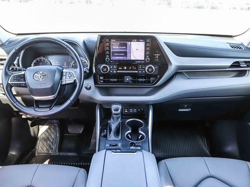Used 2022 Toyota Highlander XLE AWD/4WD image 15