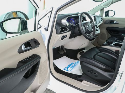 Used 2024 Chrysler Pacifica Touring-L FWD image 3