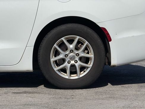 Used 2022 Chrysler Pacifica Touring-L image 3