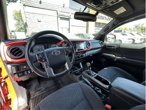 Used 2017 Toyota Tacoma TRD Off-Road w/ Premium & Technology Package AWD/4WD image 14