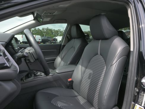 Used 2023 Toyota Camry SE FWD image 9