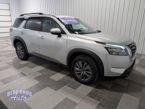 Used 2025 Nissan Pathfinder SV image 5