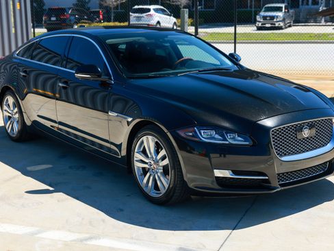 Used 2017 Jaguar XJ L Portfolio RWD image 19