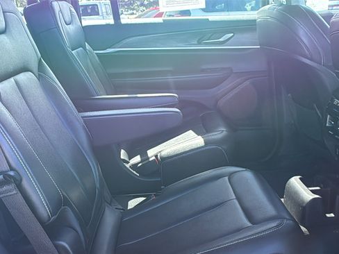Used 2023 Jeep Grand Cherokee L Limited w/ Black Appearance Package AWD/4WD image 17