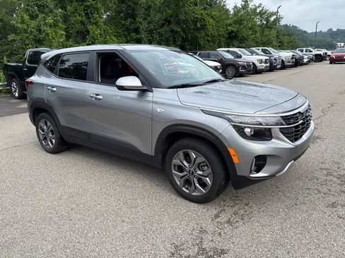 Used 2024 Kia Seltos LX AWD/4WD image 7