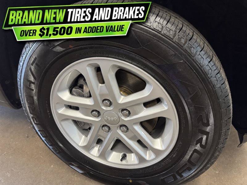 Used 2023 Jeep Grand Cherokee Laredo AWD/4WD image 30