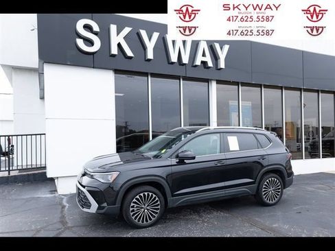 Used 2025 Volkswagen Taos SE FWD image 1
