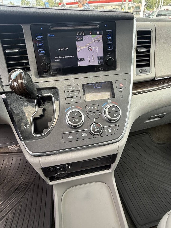 Used 2015 Toyota Sienna XLE w/ XLE Navigation Package FWD image 14