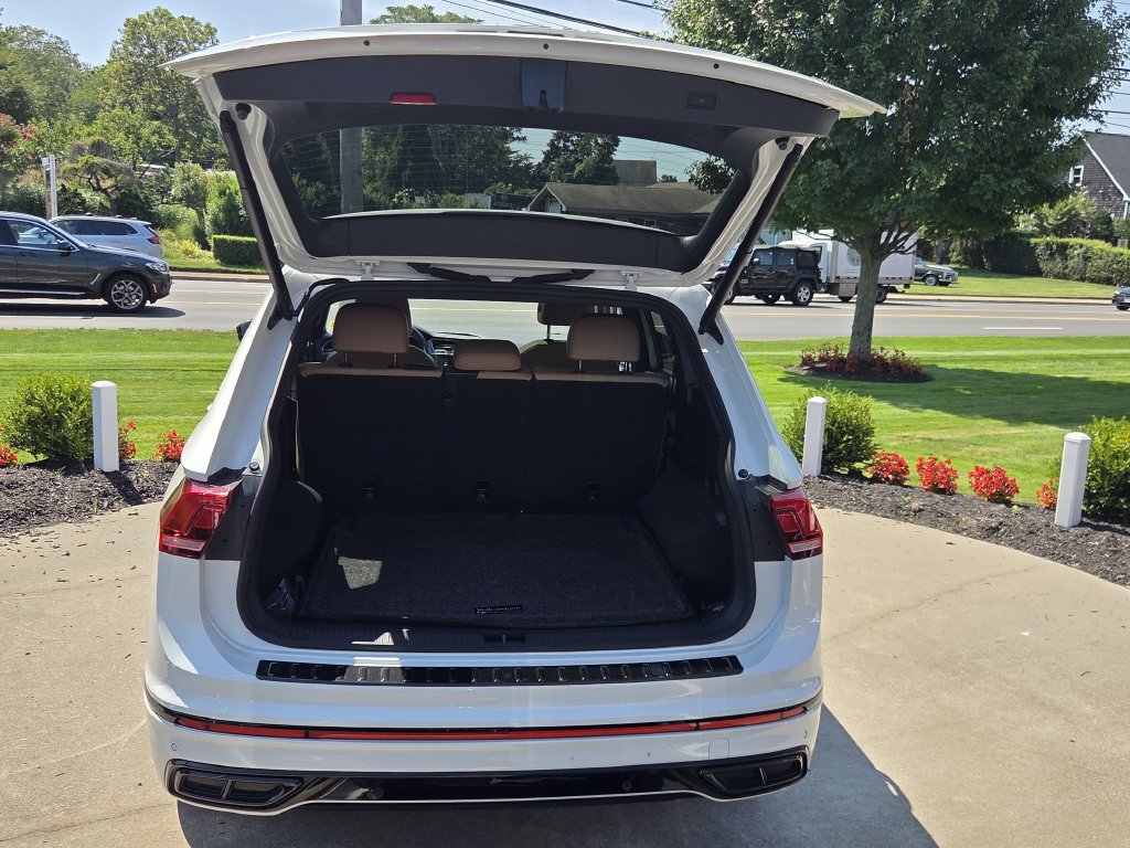 Used 2024 Volkswagen Tiguan SE R-Line AWD/4WD image 33
