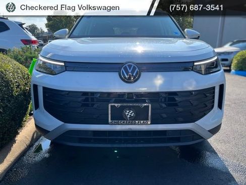 Used 2025 Volkswagen Tiguan SE AWD/4WD image 13
