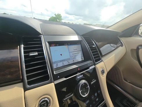 Used 2018 Ford Taurus Limited FWD image 18