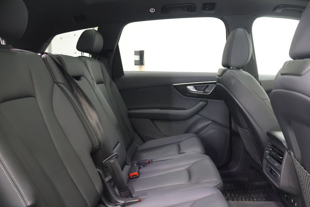 Used 2025 Audi Q7 3.0T Premium w/ Convenience Package AWD/4WD image 24