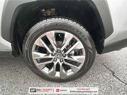 Used 2020 Toyota RAV4 XLE Premium image 19