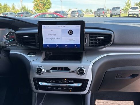 Used 2023 Ford Explorer XLT image 9