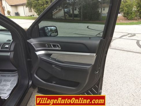 Used 2017 Ford Explorer XLT w/ XLT Technology Feature Bundle AWD/4WD image 38