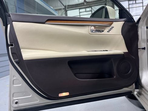 Used 2017 Lexus ES 300h w/ Luxury Package FWD image 10