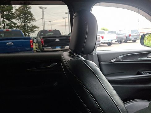 Used 2023 Jeep Grand Cherokee L Laredo image 13