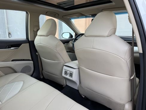 Used 2018 Toyota Camry XLE image 18