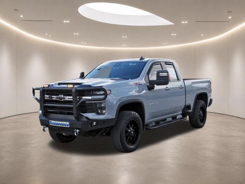 Used 2024 Chevrolet Silverado 2500 LT AWD/4WD image 3