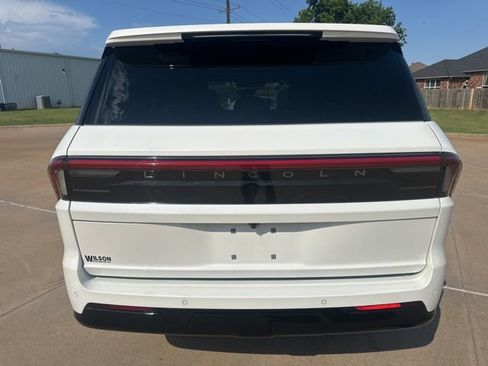 Used 2026 Lincoln Navigator Reserve AWD/4WD image 4