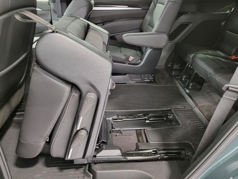 Used 2025 Cadillac Escalade Luxury w/ LPO, Floor Liner Package AWD/4WD image 25
