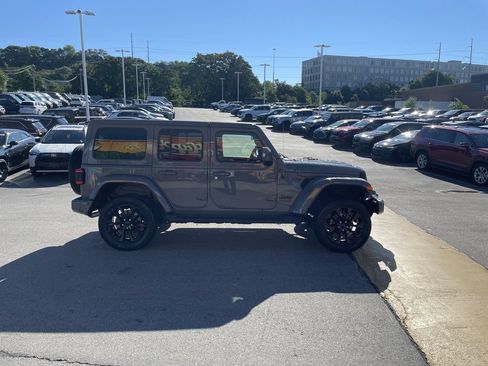 Used 2022 Jeep Wrangler Unlimited Sahara AWD/4WD image 7