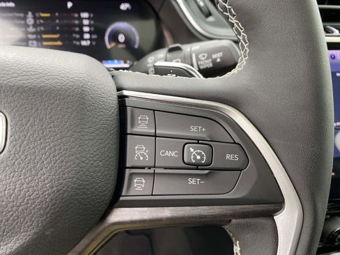 Used 2023 Jeep Grand Cherokee Limited image 18