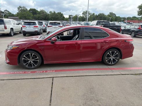 Used 2019 Toyota Camry SE w/ Convenience Package FWD image 6