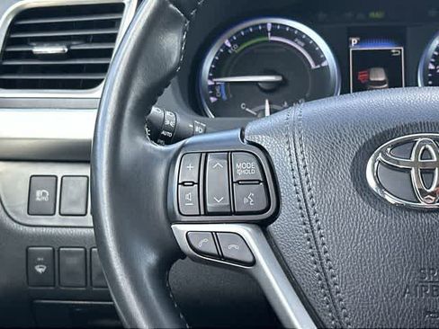 Used 2019 Toyota Highlander XLE AWD/4WD image 9