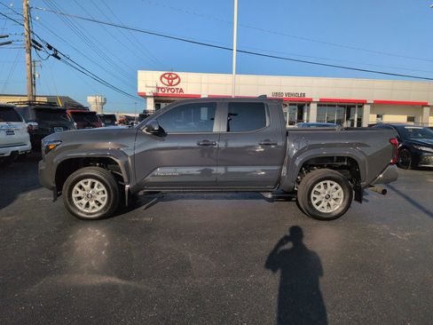 Used 2026 Toyota Tacoma SR5 AWD/4WD image 2