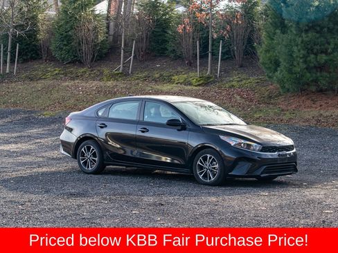 Used 2024 Kia Forte LXS FWD image 11