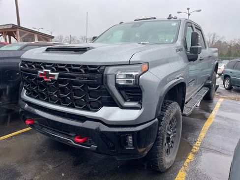 Used 2024 Chevrolet Silverado 2500 ZR2 w/ Technology Package image 3