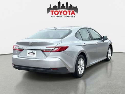 Used 2025 Toyota Camry LE image 3