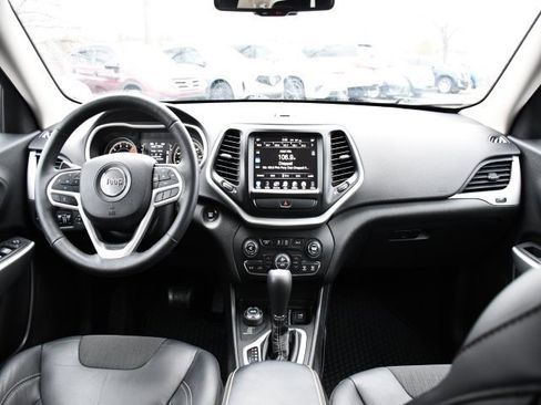 Used 2018 Jeep Cherokee Latitude Plus w/ Comfort/Convenience Group image 18