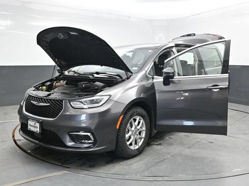 Used 2023 Chrysler Pacifica Touring-L FWD image 45