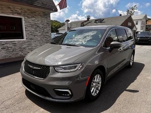 Used 2023 Chrysler Pacifica Touring-L FWD image 1