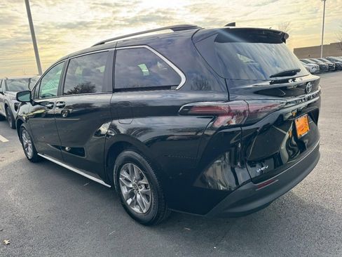 Used 2025 Toyota Sienna XLE image 5