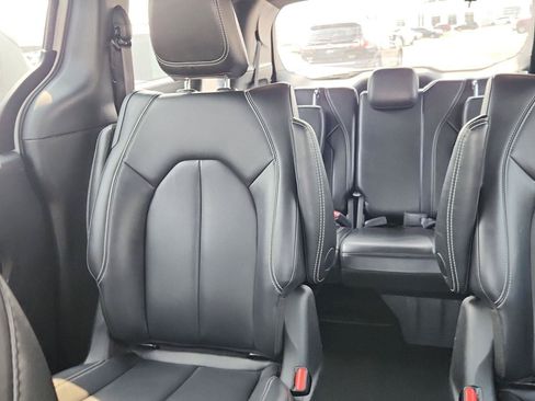 Used 2024 Chrysler Pacifica Limited FWD image 14